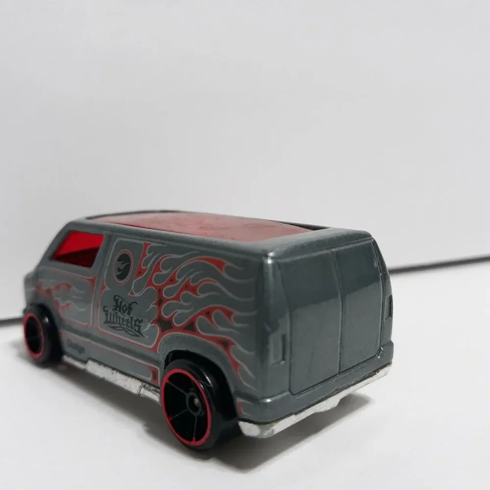 HOT WHEELS CUSTOM '77 DODGE VAN Mattel Die-Cast 2007 Silver with red flames